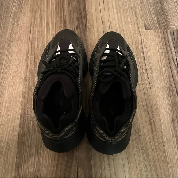 Adidas yeezy 700 - Picture 3 of 5